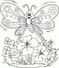 Счастливая бабочка над лугом цветов 